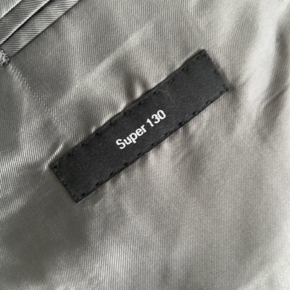 Elegant Hugo Boss Pin Stipe 2 Piece Suit -Super 130 - 100% Wool - Picture 7 of 11